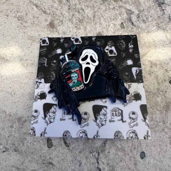 Ghost Face enamel pin with drink - Picture 2 of 5